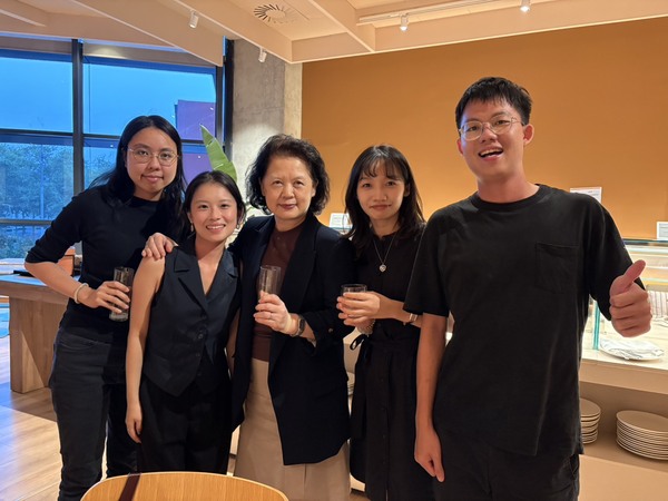 何月仁老師與學生合照