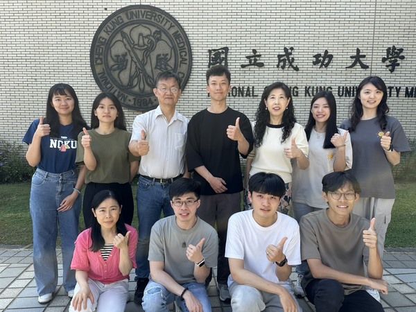 藥理學科王憶卿講座教授(後排右3)與生物科技與產業科學系洪建中特聘教授(後排左3)團隊圖片